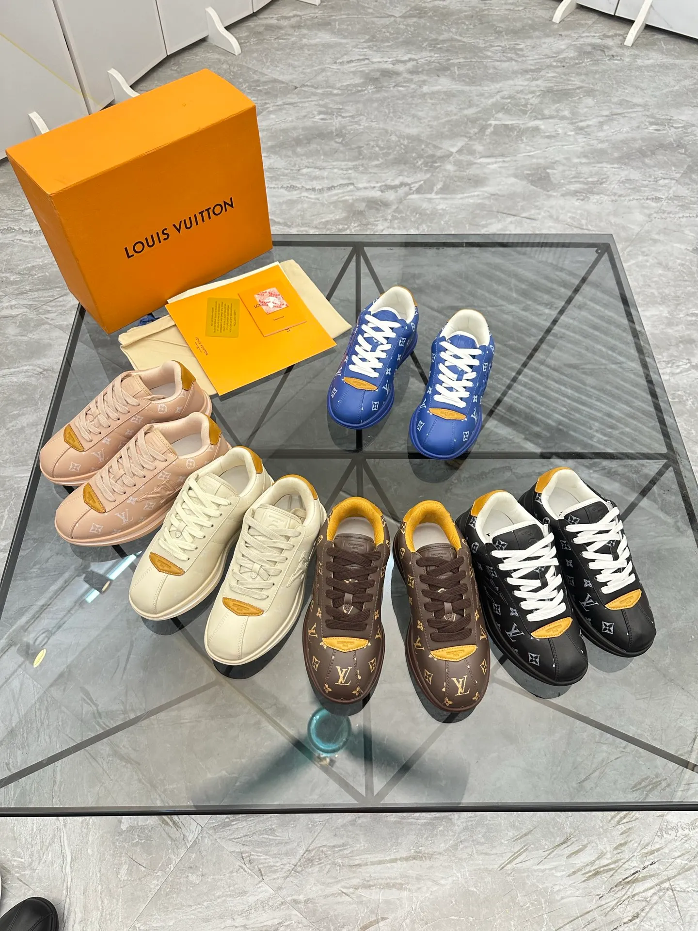 Men's shoes: 💰P700¥ Top quality Product trademark: LV* "Louis Vuitton*" low-top casual shoes Regular size: 35-45 (can be customized to 46) Couple style Product materials: Imported cowhide upper, breathable lining, original outsole. Number: two